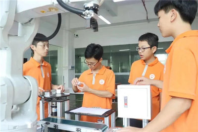 確認過眼神,這不是別人家的實訓室!珠海市創(chuàng)沃中等職業(yè)學校教學設施真給力!